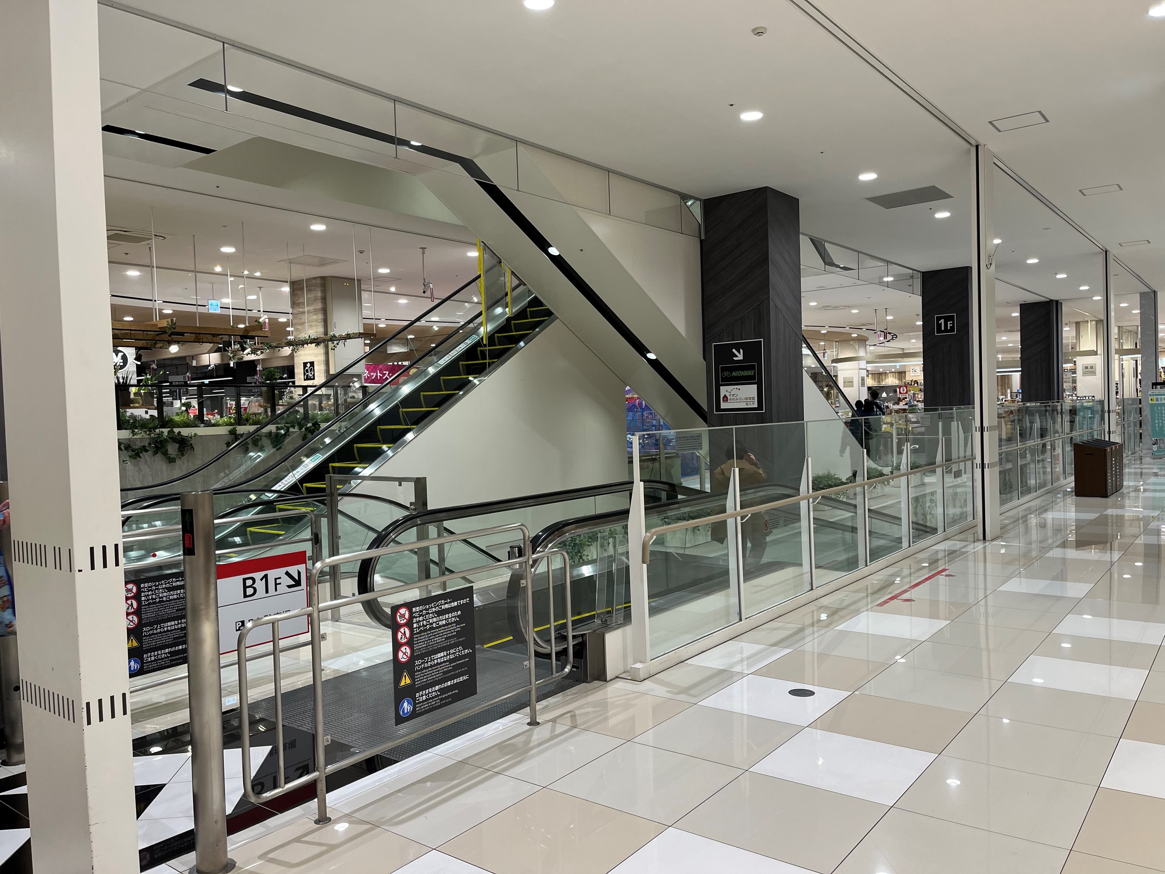 南エスカレーター横(久世福商店前)