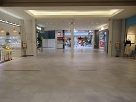 1F コスメティックアトリエポポ前