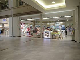 1F コスメティックアトリエポポ前1