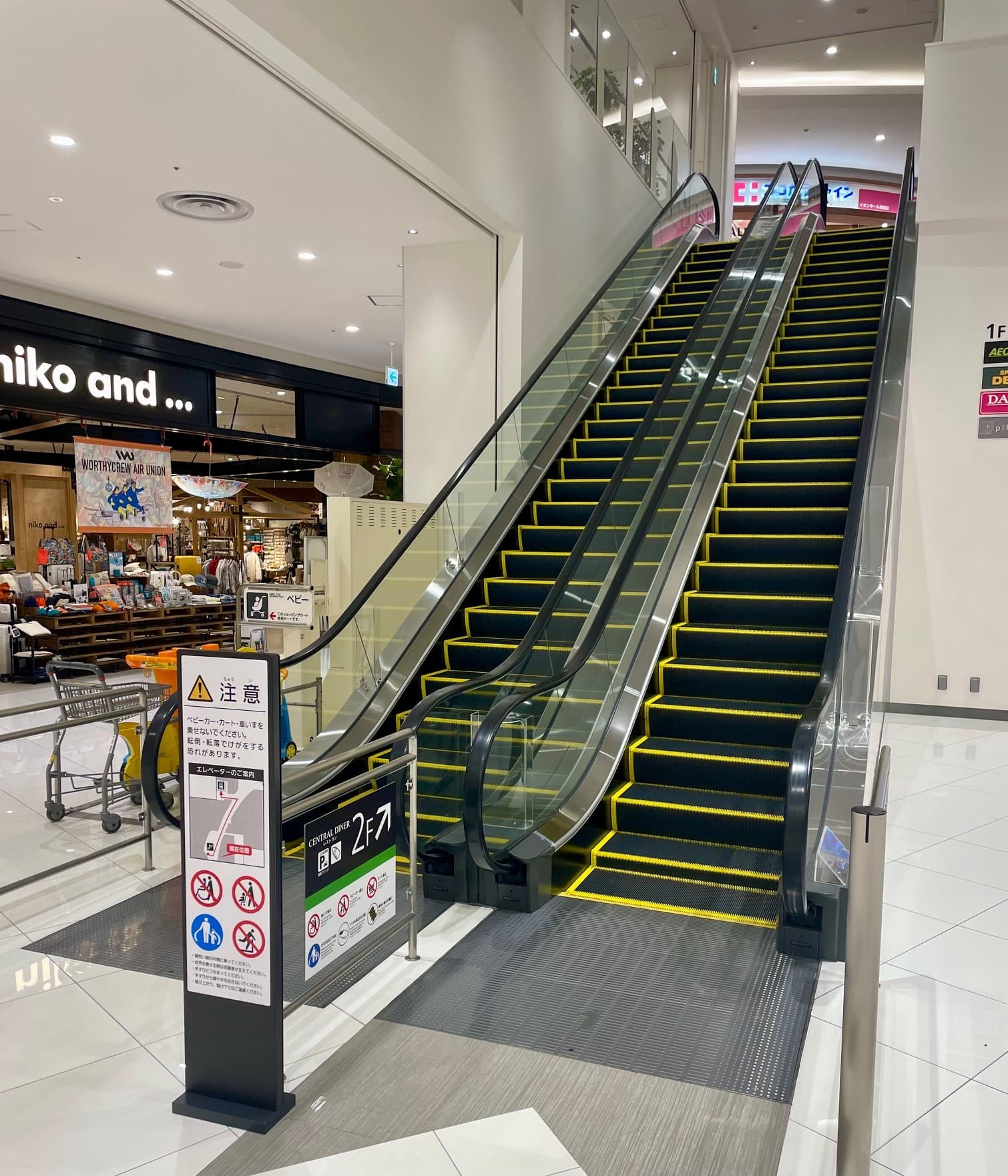 モール内広告 エスカレーターレーン