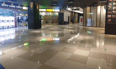 4F エスカレーター前