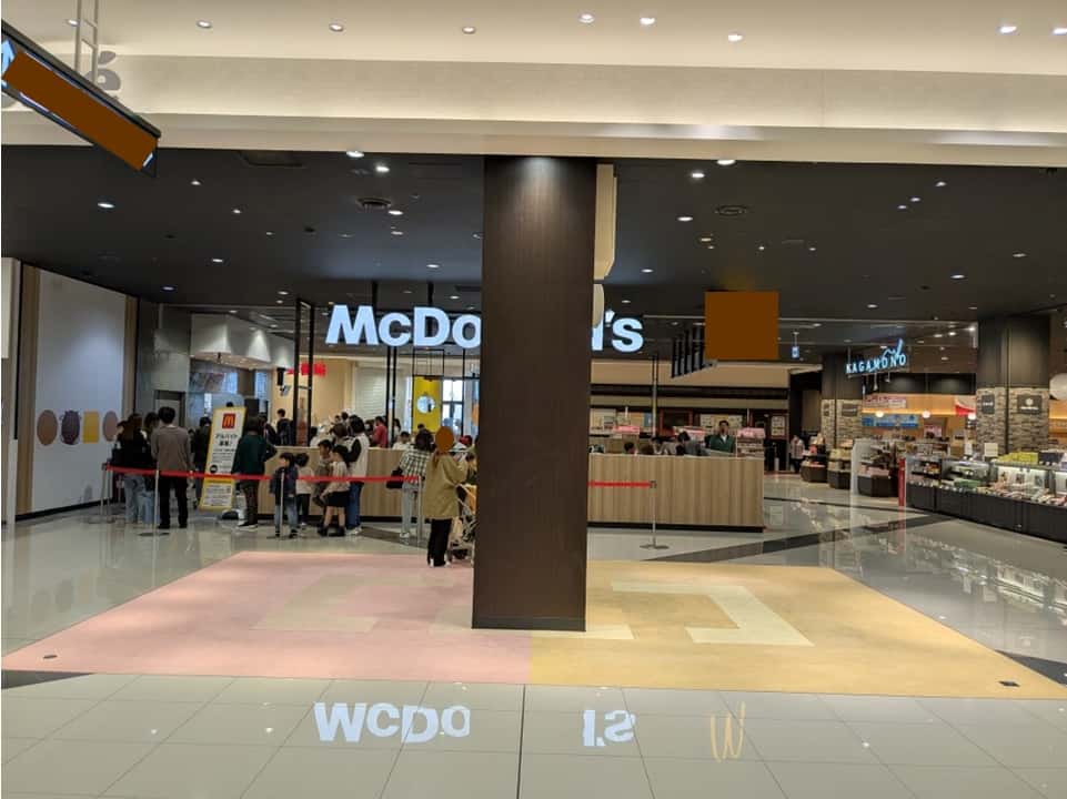 1Fカルディ前(正面)