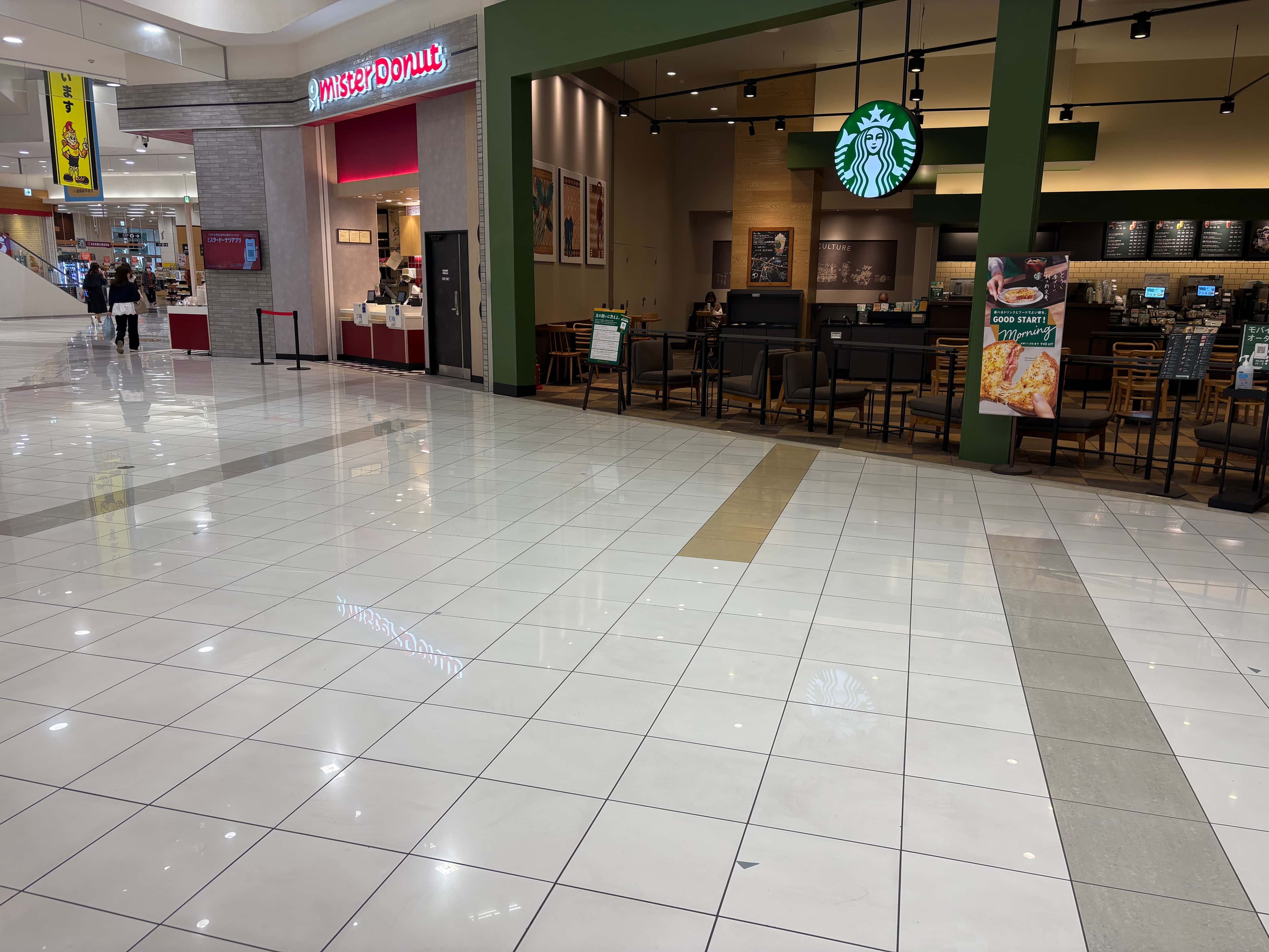 1Fスターバックス前