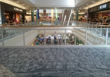 未来屋書店前