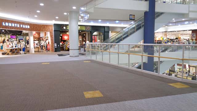 2F ローリーズファーム前