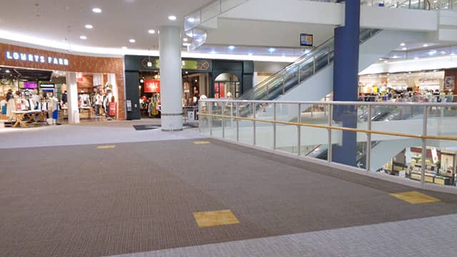 2F ローリーズファーム前