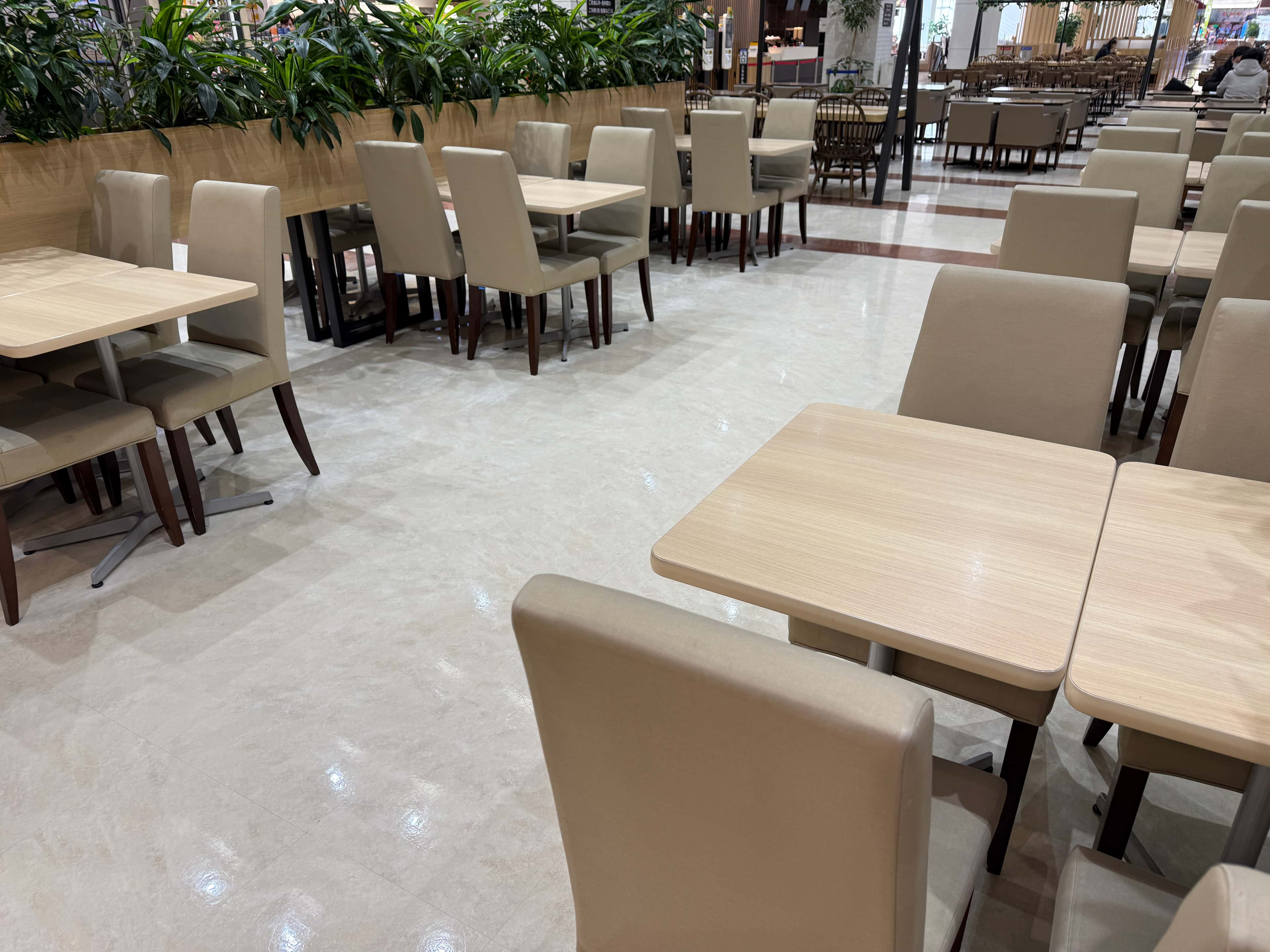 モール内広告 フードコートテーブル