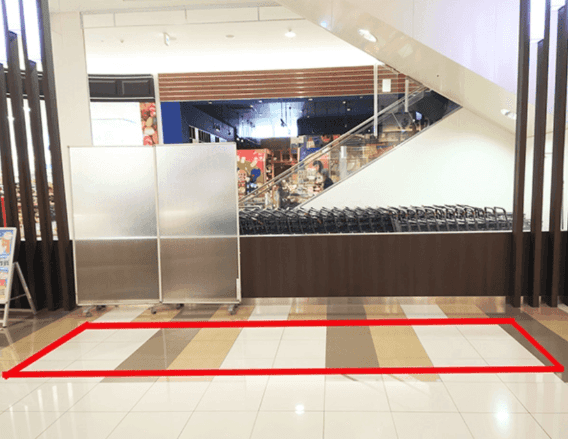 1F 北側エスカレーター横 阪急ベーカリー前