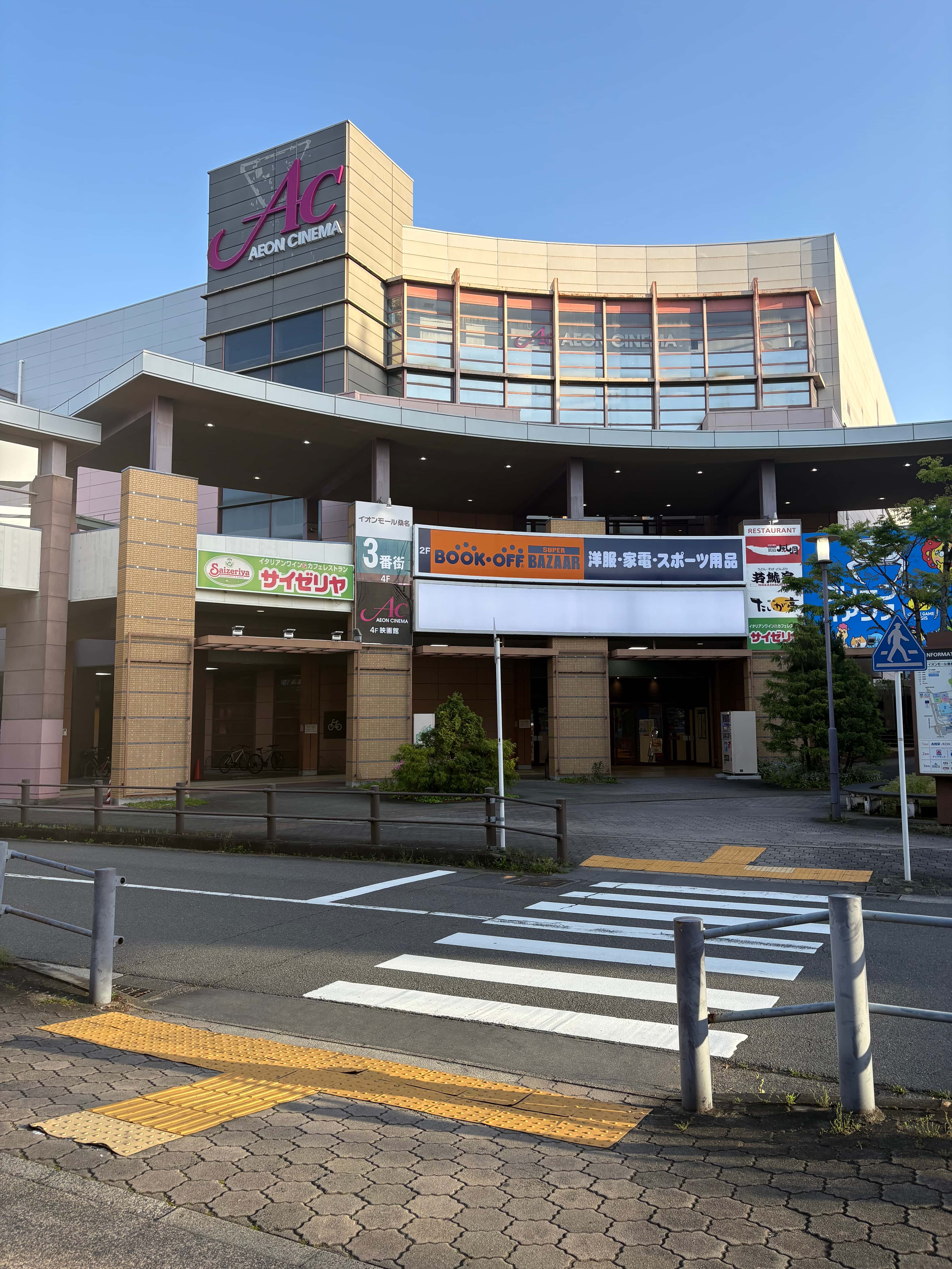 3番街1階正面入り口外