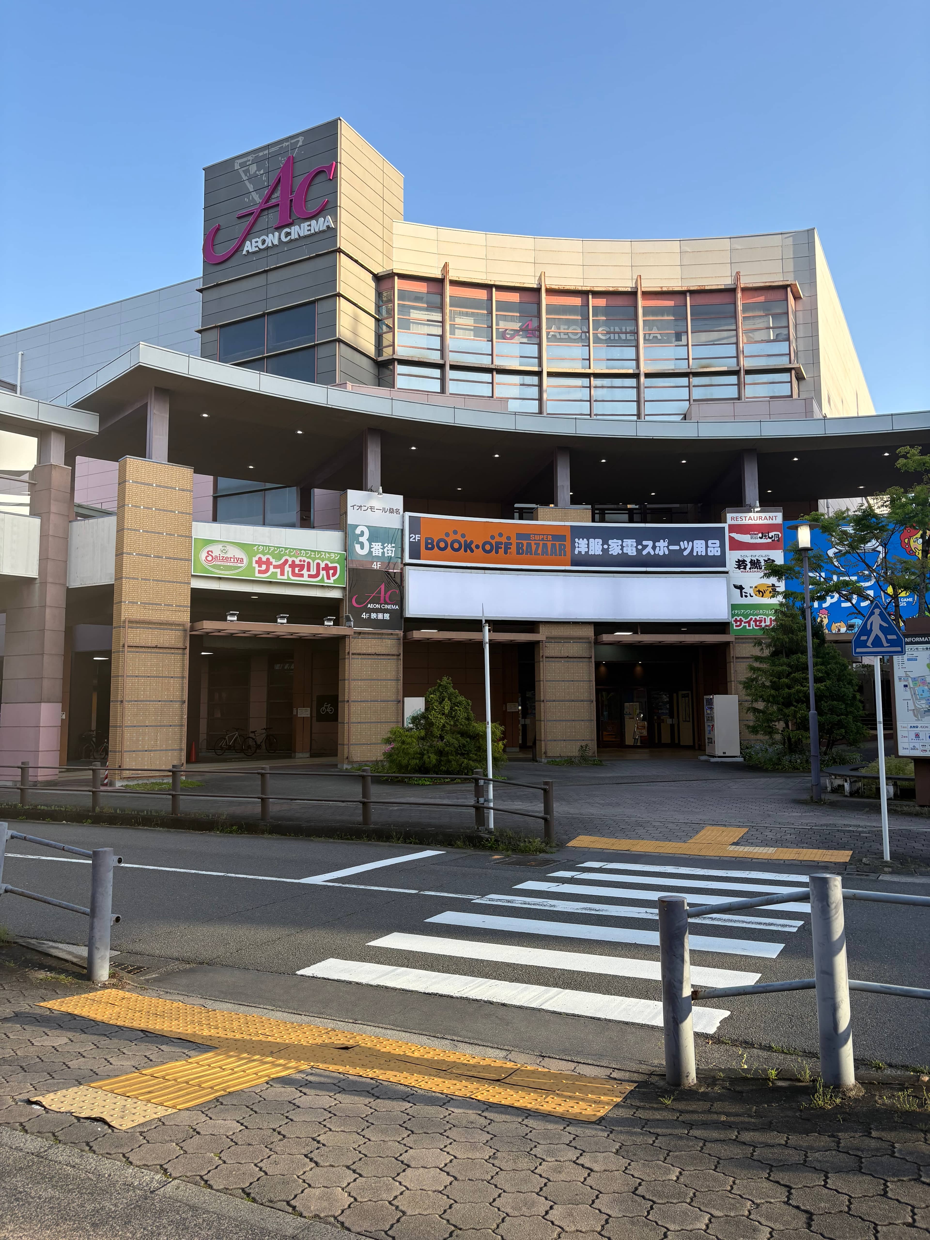3番街1階正面入り口外