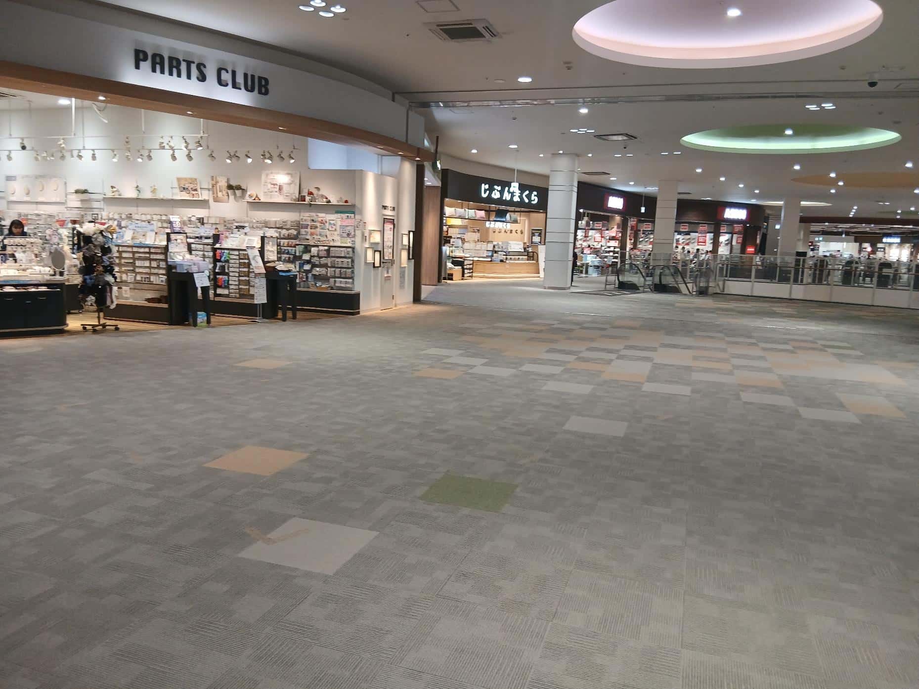 パーツクラブ前