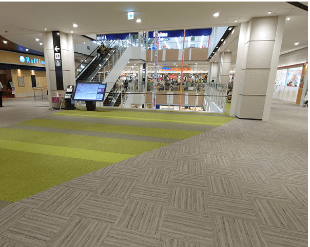 うぐいすエスカレーター前(2F)