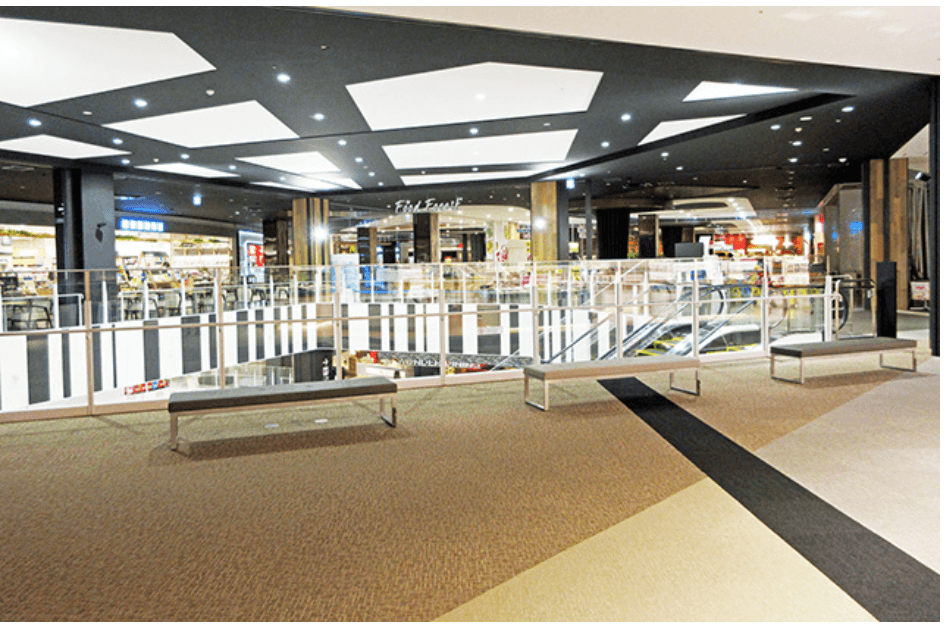 3階ノースコート吹き抜け(zoff前)