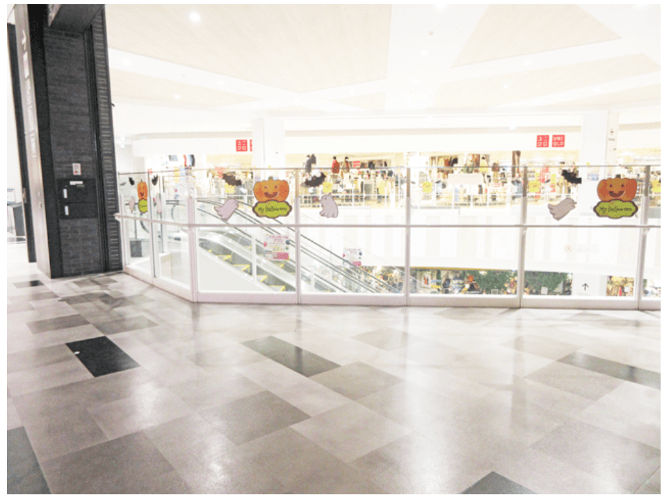 2階ノースコート吹き抜け(ミスタードーナツ前)