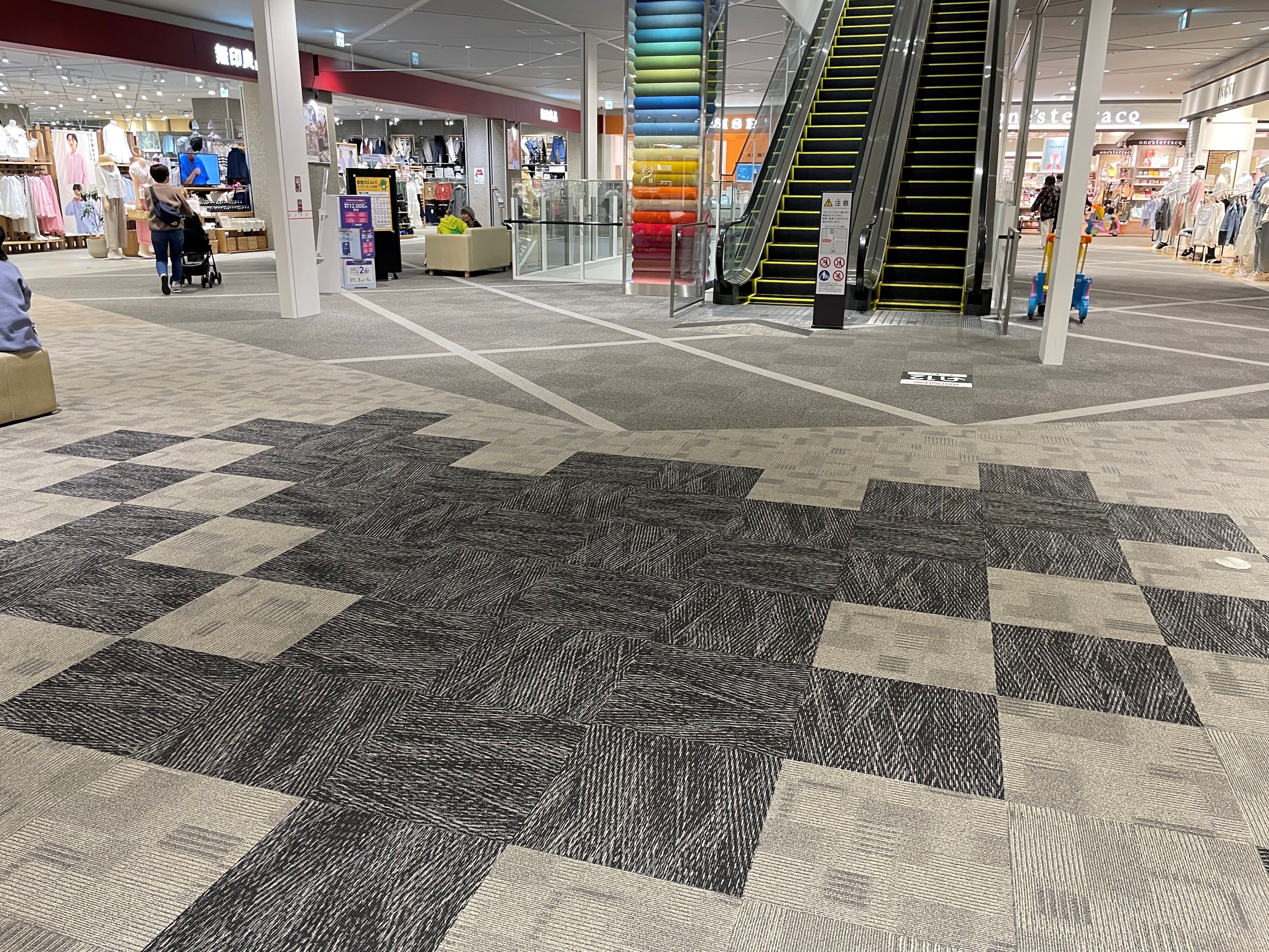 晴庭2F 無印良品前南側中央部 電源が使えるスペース1