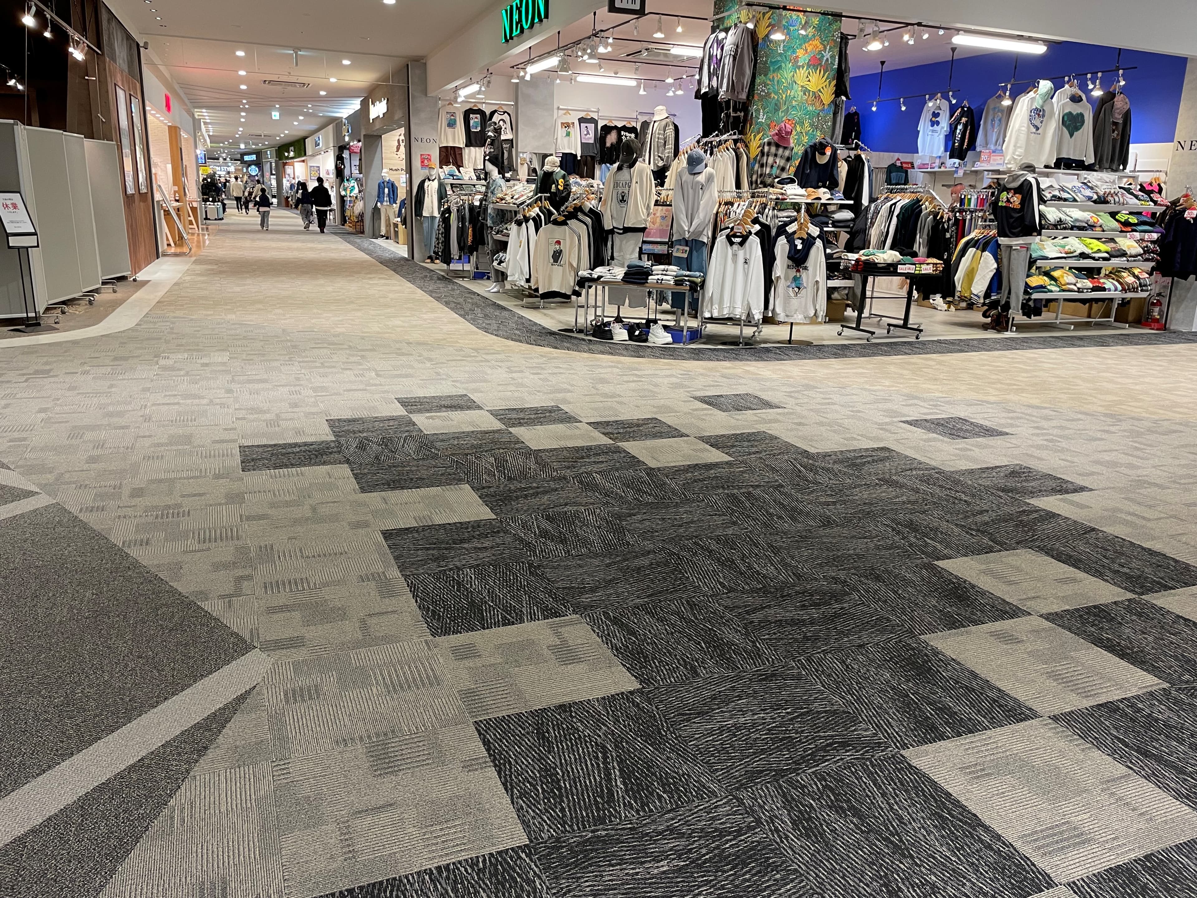 晴庭2F 無印良品前南側中央部 電源が使えるスペース2