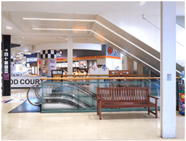 3階ライトコートエスカレーター脇