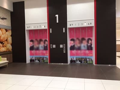 モール内広告 エレベーター扉