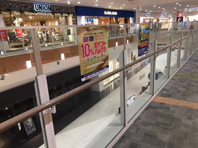 モール内広告 吹き抜けガラス