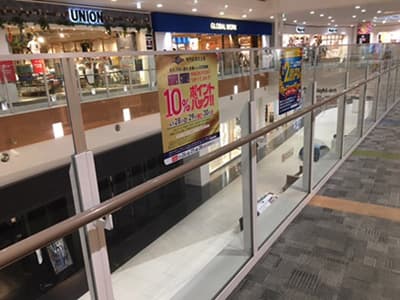 モール内広告 吹き抜けガラス
