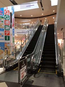 モール内広告 エスカレーター