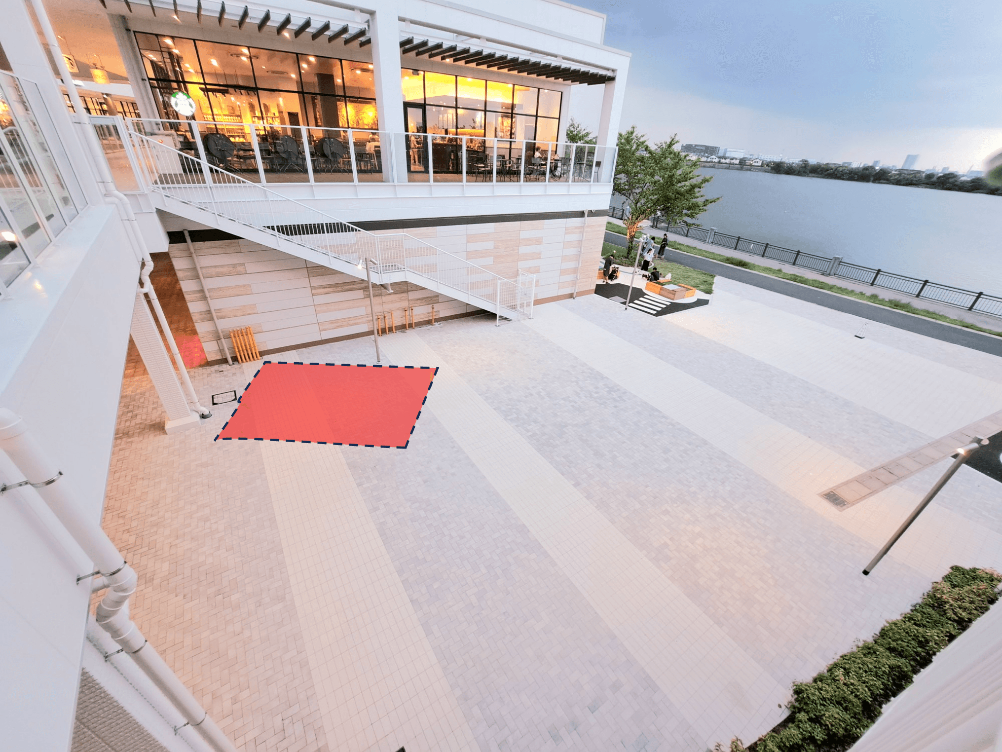 空の広場(水辺側スペース/コーチ側)