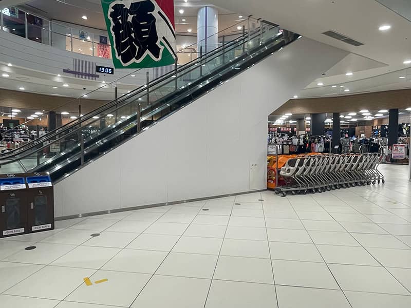 1F スターバックス前