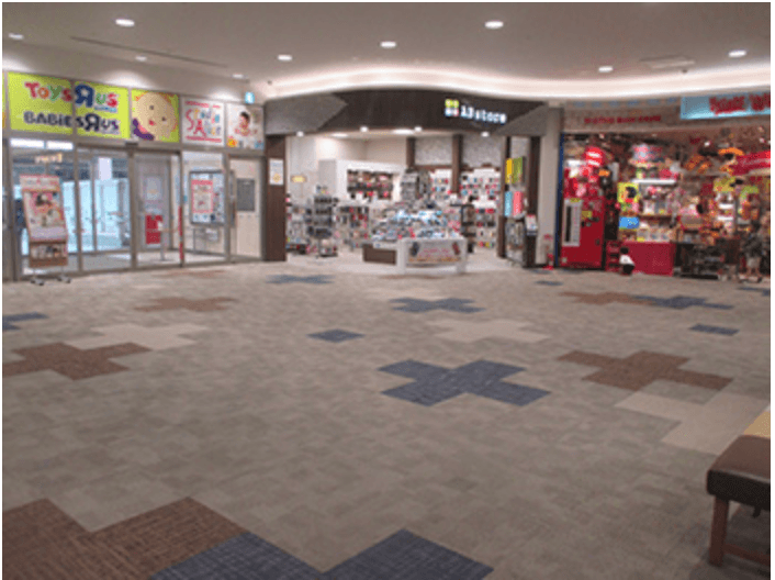 モール棟2F西入口前