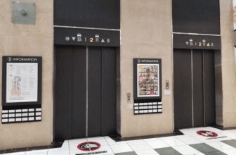 モール内広告 エレベーター扉