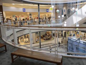 モール内広告 吹き抜けガラス