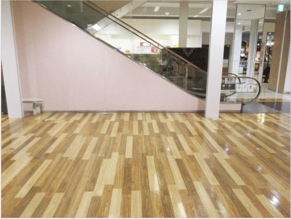 1階中央エスカレーター横