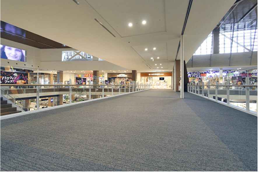 4F 大型ビジョン前ブリッジ