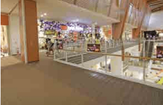 4F 大型ビジョン前ブリッジ1