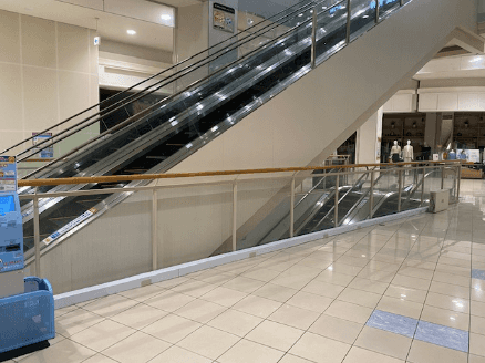 1F 中央エスカレーター前