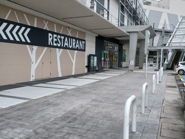 1F アウトレット連絡ブリッジ前 屋外スペース