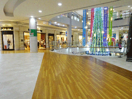 2F中央エスカレーター前