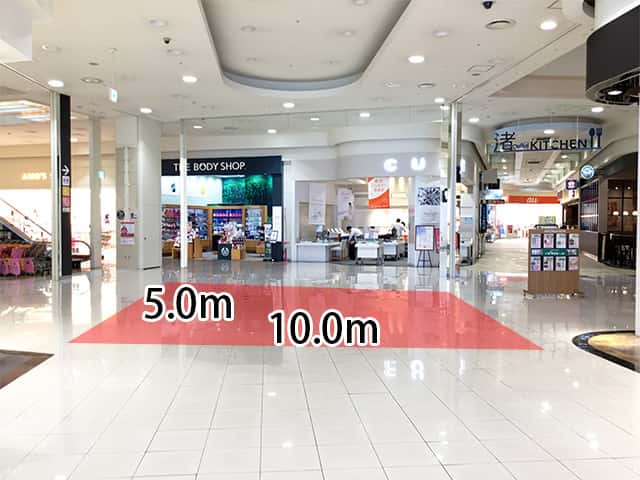 1階中央エスカレーター横