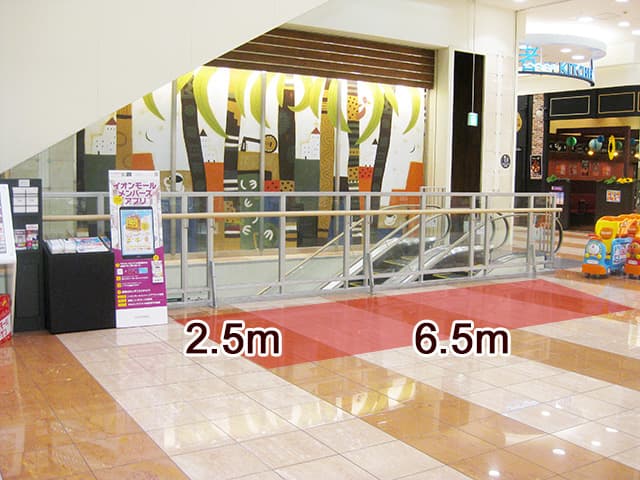 1階西エスカレーター横