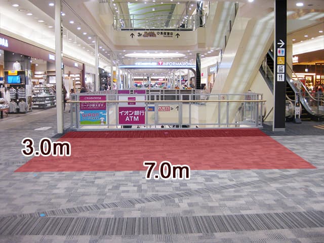 2階中央エスカレーター横