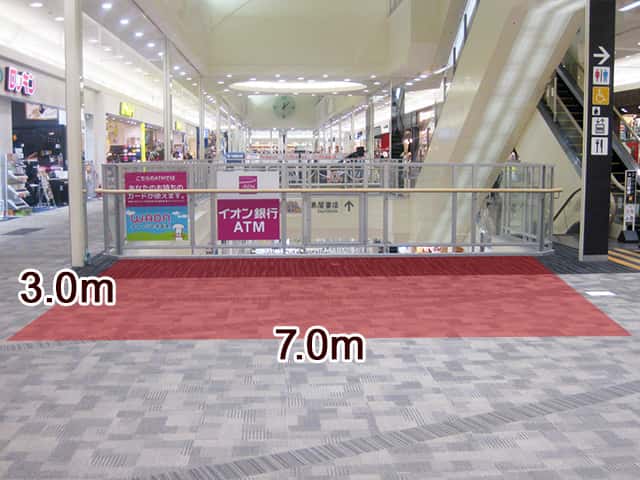 3階中央エスカレーター横