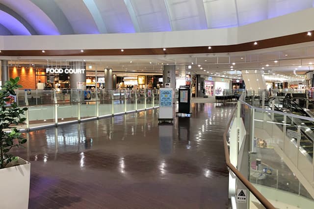 3階フードコート通路