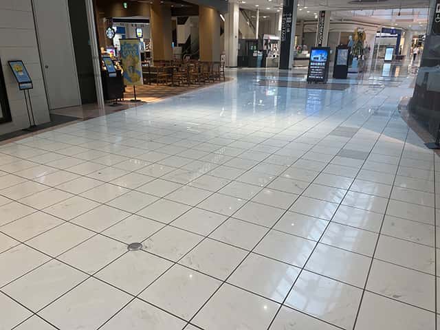 スターバックスコーヒー前