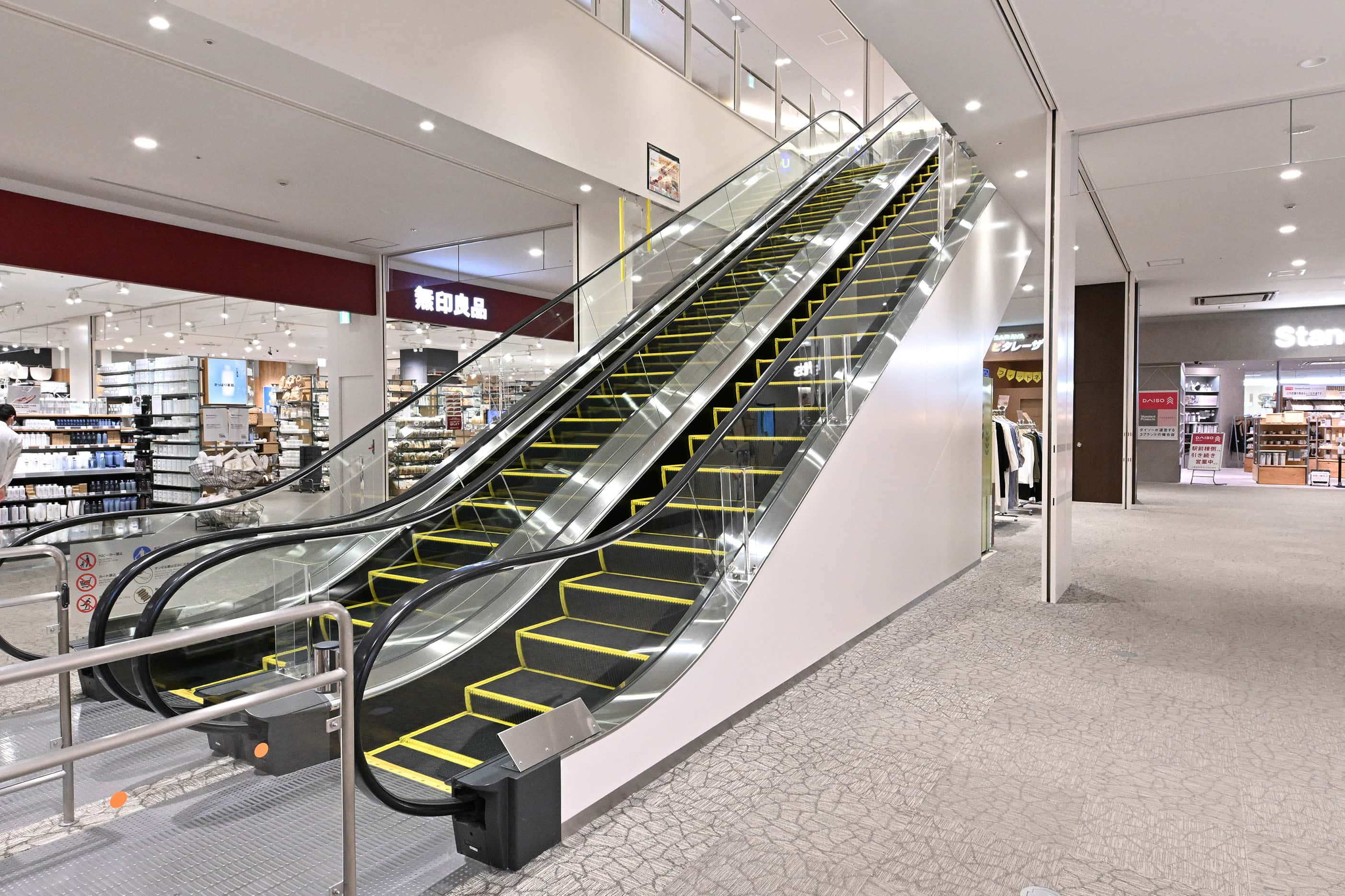 東エスカレーター横B(コラゾン前)