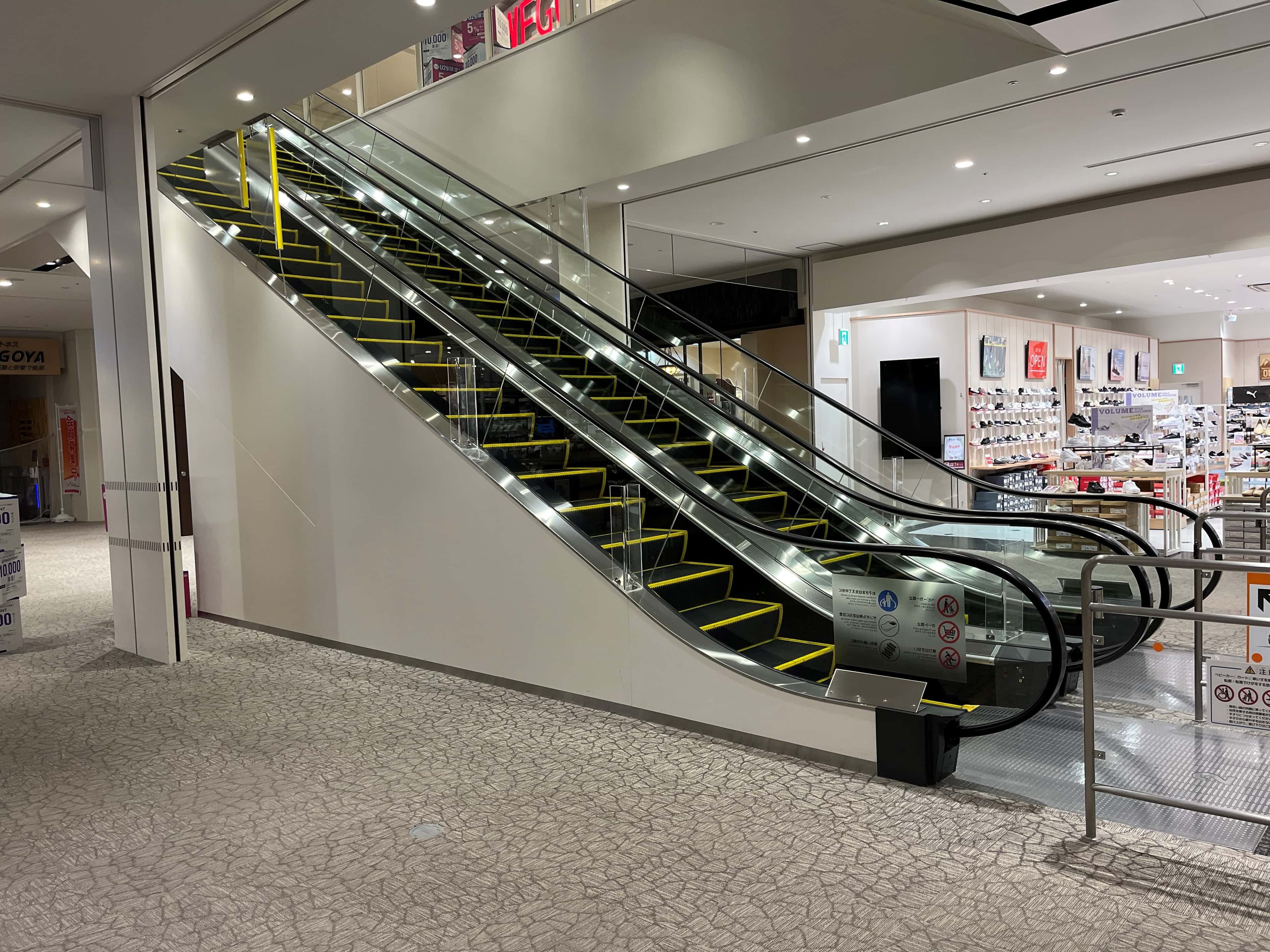 東エスカレーター横A(無印良品前)