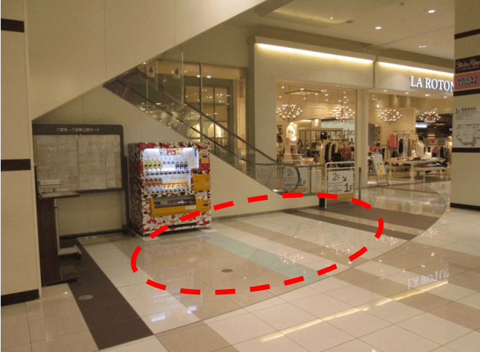 1F専門店西側入口前1
