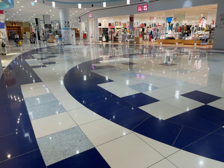 セントラルコートA (ユニクロ前)