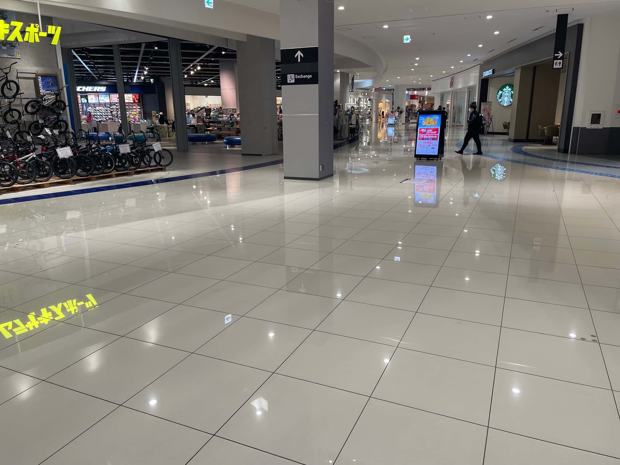 ハーバーサイドエスカレーター前(ムラサキスポーツ前)