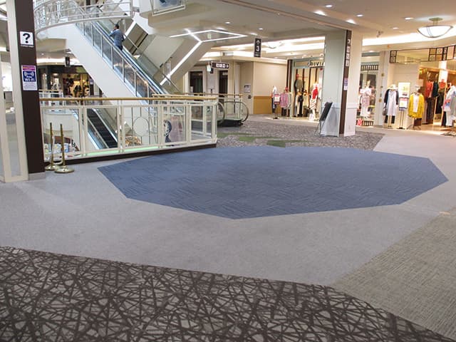 ウエスト2F 靴下屋前 エスカレーター横