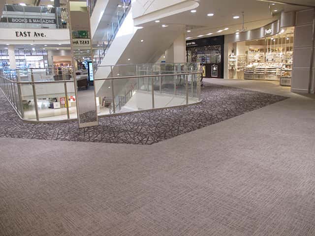 イースト2F 「コーエン」前 エスカレーター前