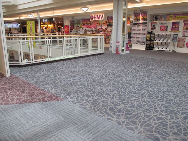 ウエスト3F HMV前 エスカレーター横